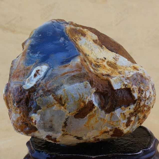 触摸来自新疆的蓝宝石和金丝玉