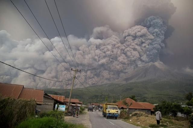 印尼锡纳朋火山喷发，照片令人毛骨悚然