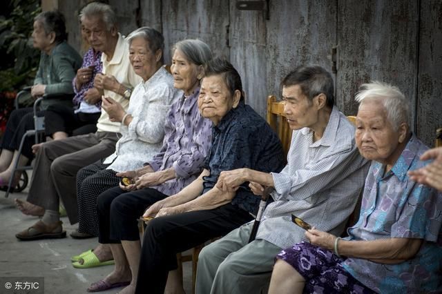 老人越来越多，年轻人越来越少，未来每个人住2套房，谁还买房？