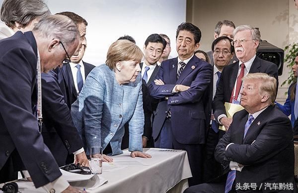 三张图看G7峰会上的特朗普：遭人围堵、迟到被瞪、手被捏白