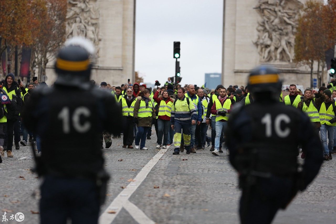 法国巴黎香榭丽舍大街,穿着黄色背心抗议油价