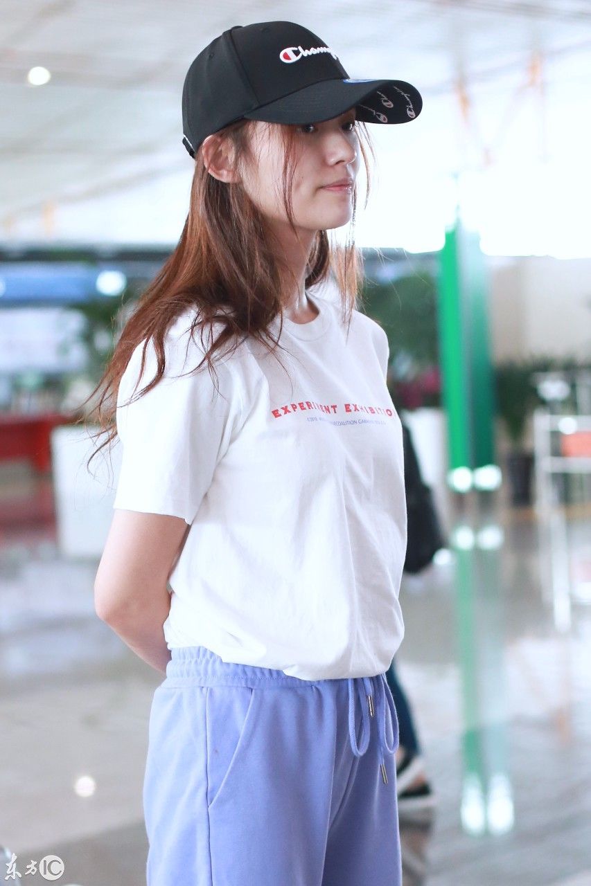 林允机场秀哈欠连天,网友:这不是张韶涵同款