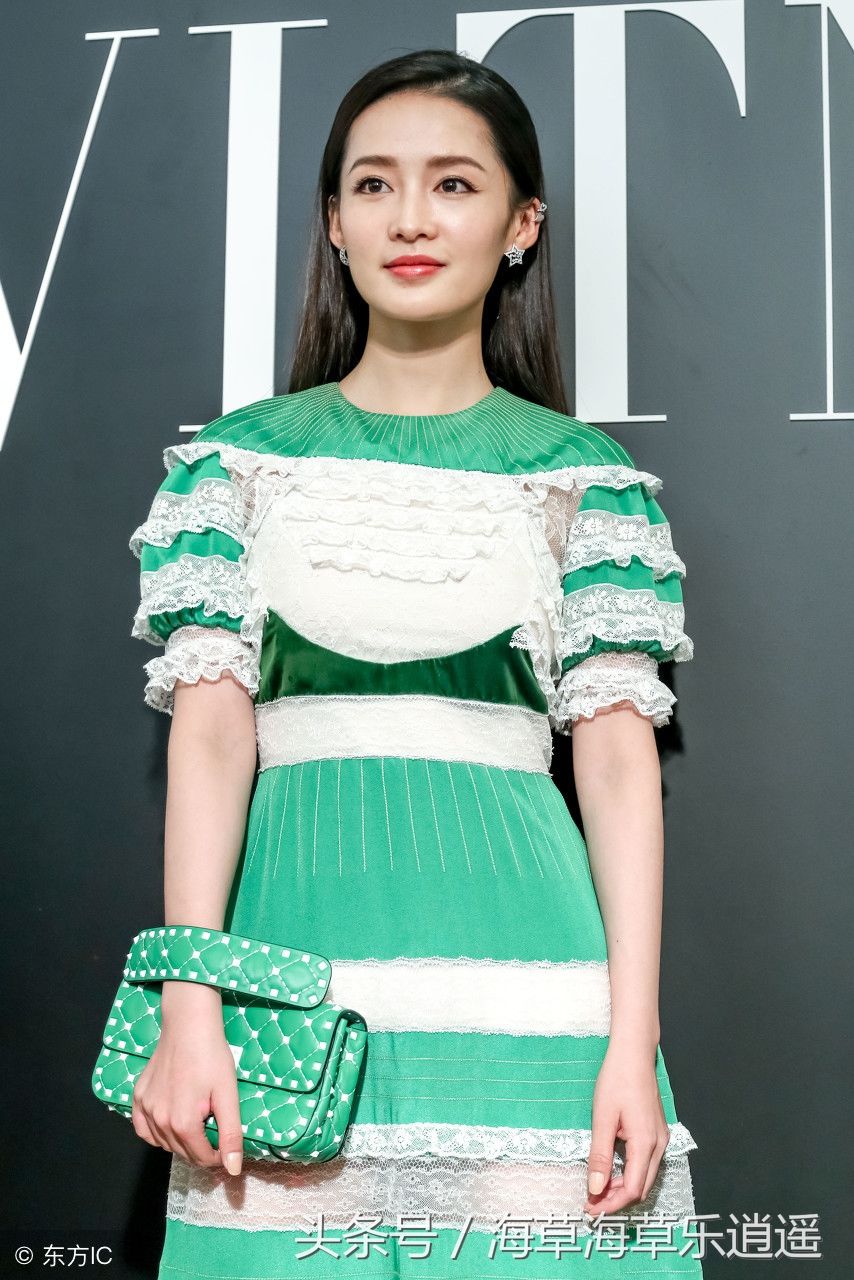 李沁出席活动,网友:这条绿色连衣裙配的同色包