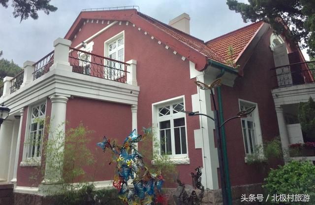 青岛八大关景区是一个很有异国风情的地方,历史非常的悠久。景区还是比较大的,有时间大家可以去走一走,也可以乘坐游览车,就是车少人多,整个景区是非常漂亮的,有各国特色建筑。 八大关是因为这里原来有八条路,都是由著名的关隘来命名的,所以叫八大关。因为这里的景色太美了,所以一路上都有很多年轻人在拍婚纱照,觉得他们真的是很幸福。 八大关最令我欣喜的大概就是这几条大路了,可以一个人静静地在路上骑着车,八大关的路名也非常有特色,每条路上种的树和花都不尽相同,每个拐角都散发着不同的香气,这种你不知道下一个路口会出现什