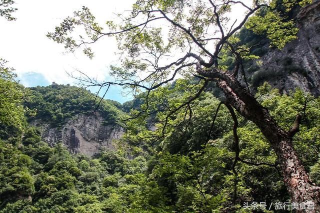 距西安约2小时路程,有个天然的彩虹瀑布,每天仅有5小时观赏时间