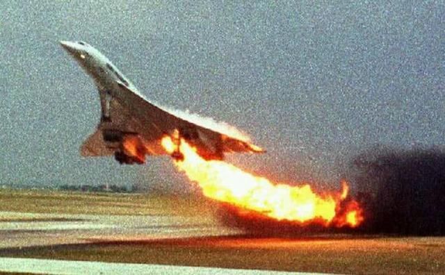 豪华飞机被金属片扎爆轮胎，飞机冒着火起飞，100名社会名流遇难
