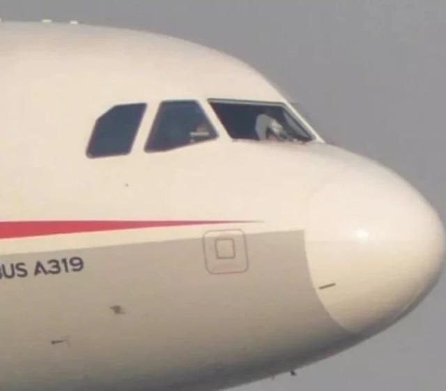 空军出身的飞行员真牛:客机风挡玻璃没了,依然安全着陆
