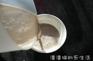 黑豆浆和黑豆培根饼