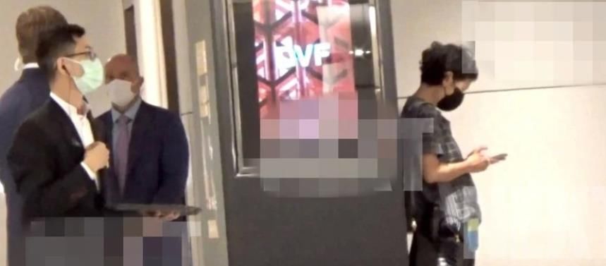 李嘉诚女友低调现身，身旁保镖惹眼，与李嘉诚相恋27年始终如一