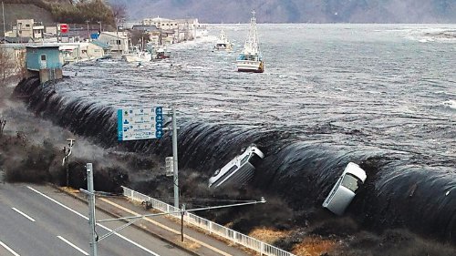 老照片:七年前日本的那场海啸，在灾害面前日本人民是多么的无助