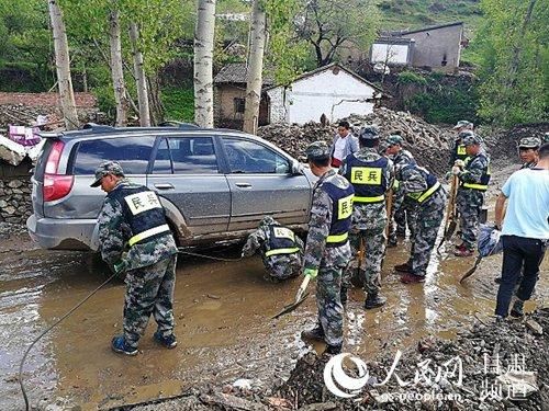 定西市组织七县区民兵奔赴岷县救灾