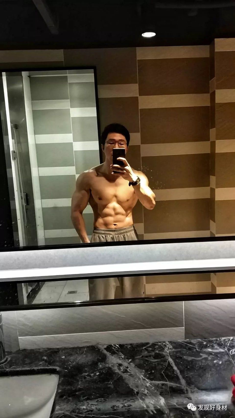 “当时肚子有肥肉,想练出腹肌,想法很单纯”