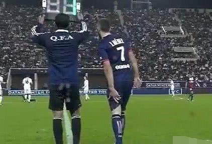 在足球比赛中可以换3次人, 但是换下去的可不