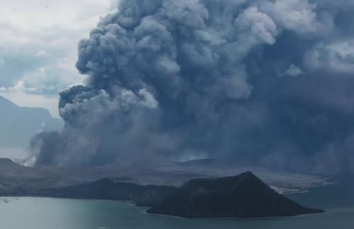 菲律宾火山塔阿尔火山喷发