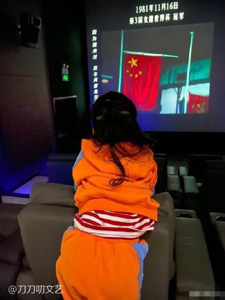 细节败好感？章子怡带娃看《夺冠》上热搜，却被网友吐槽不文明