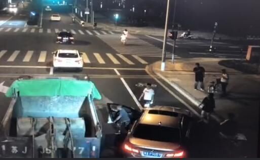 江苏昆山:宝马车抢道被剐蹭,花臂司机下车砍