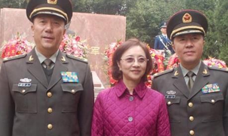 李叔叔有两个儿子他俩都在部队服役用英语怎么说