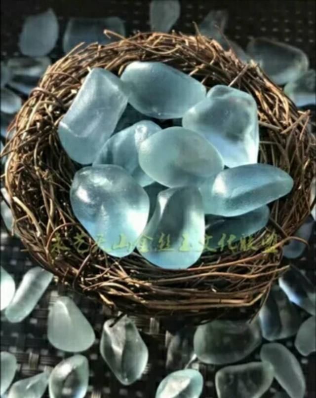 触摸来自新疆的蓝宝石和金丝玉