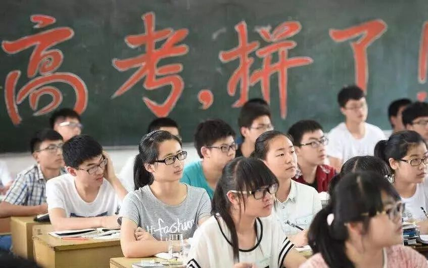 他是同学眼中的考神,高考满分750考了749,但后