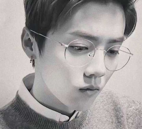 迪丽热巴街拍凹造型,无意中的一个细节透露和