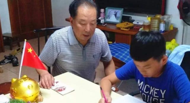 如何让孩子在暑假戒掉“手机瘾”?这位妈妈的建议让人竖起大拇指 ag真人平台