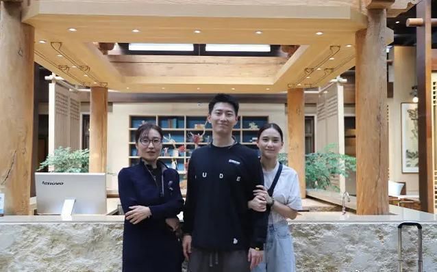 窦骁带女友见老家发小,打卡景点摆六角星,悄悄与何超莲牵手