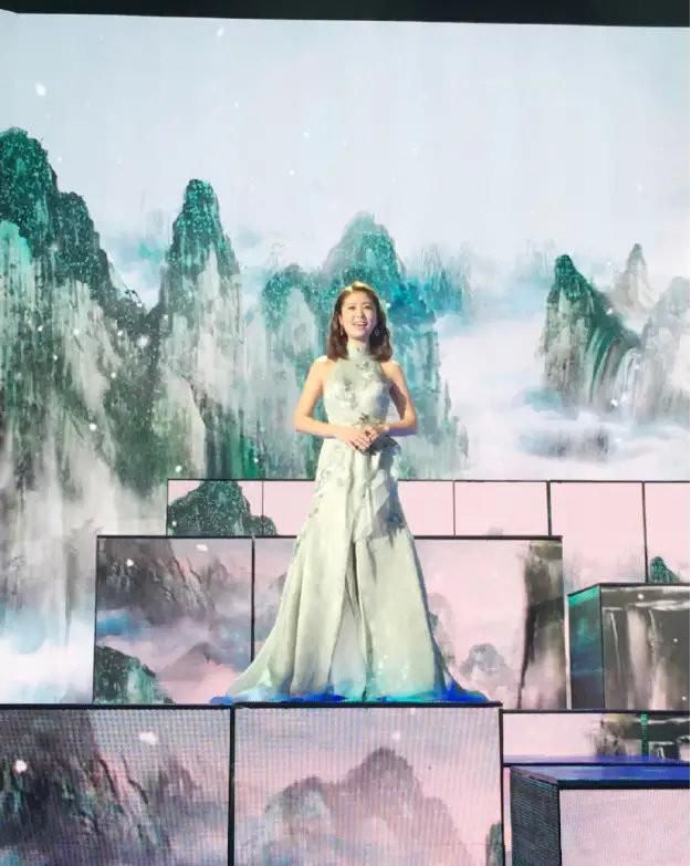 林心如美回紫薇!一袭削肩改良旗袍,搭配卷发气质古典尽显东方美