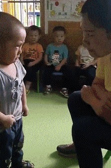 搞笑gif趣图:孩子的表情配上这个比较完美,没毛信贱的微表情包跺脚图片