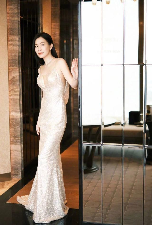 45岁佘诗曼哪有​中年样？一袭浪漫羽毛长裙优雅高贵，美成天使
