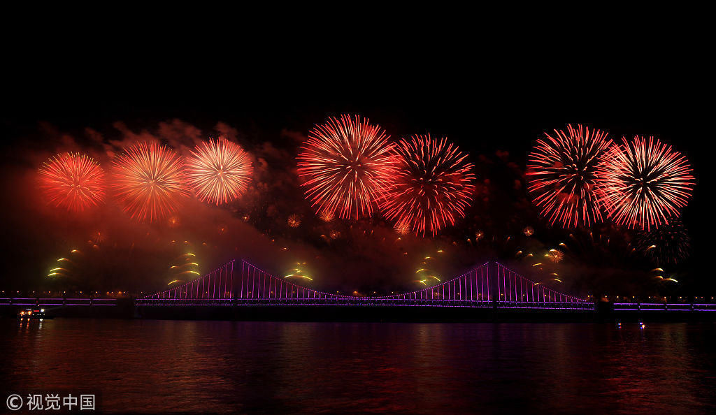 大连跨海大桥上燃放烟花迎新年