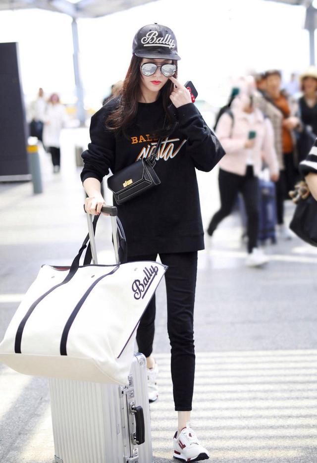 唐嫣机场街拍 斜跨腰包超复古!就连王俊凯和易