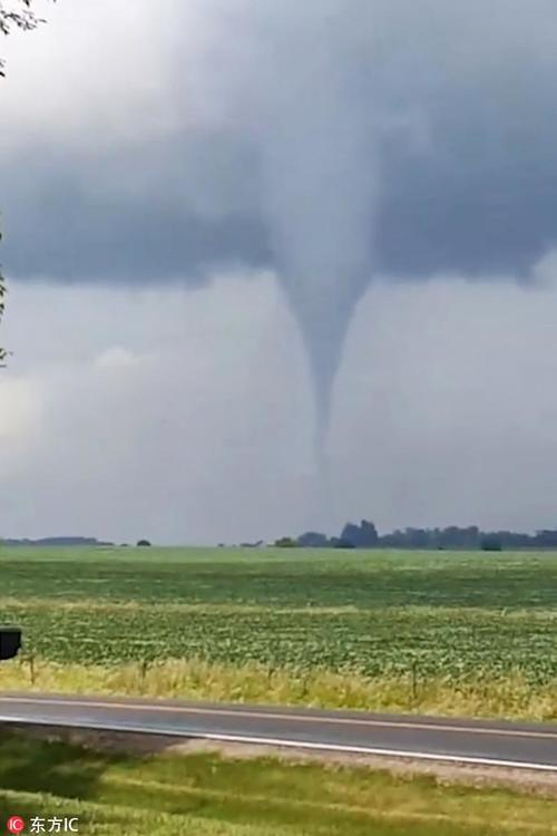 龙卷风袭击美国 房屋碎片满天飞