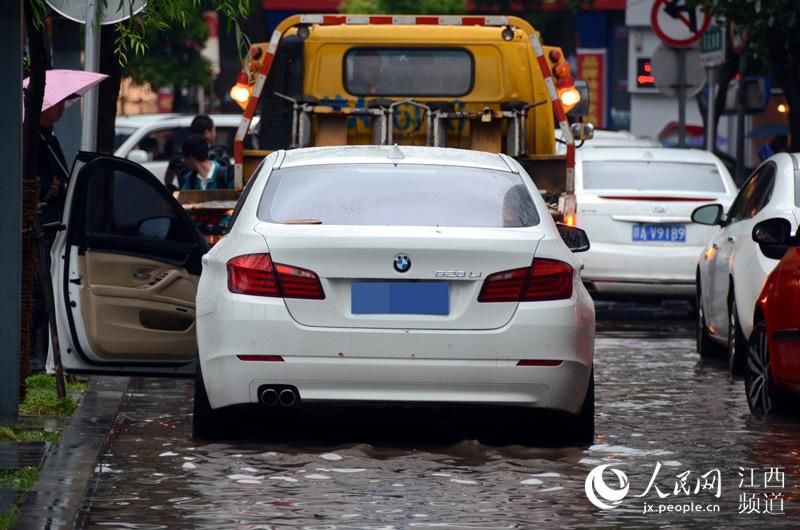 高清图：南昌遭遇强降雨开车如行船宝马车涉水趴了窝