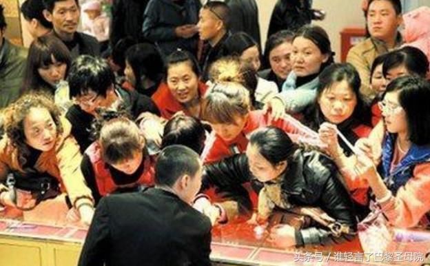 国内大妈去日本旅游，疯抢便宜货，结账时服务员破口一句惹众怒