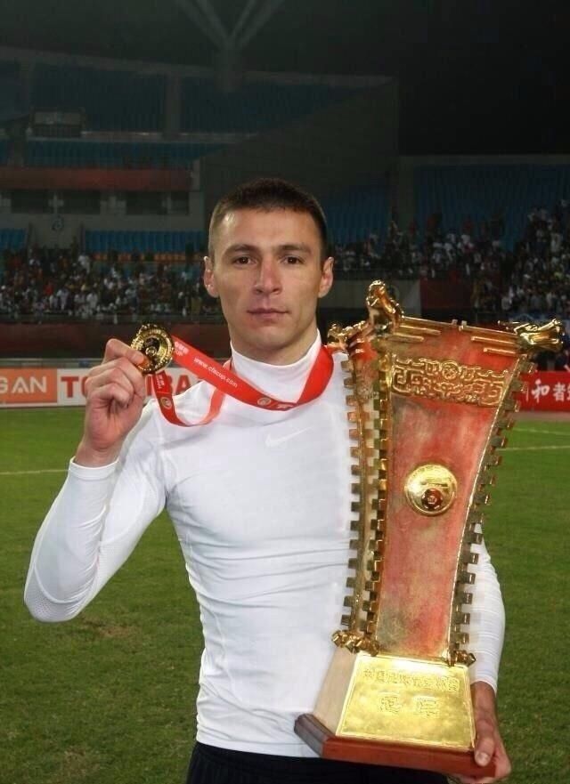 天津泰达队史上第一位外援队长,曾用两颗门牙