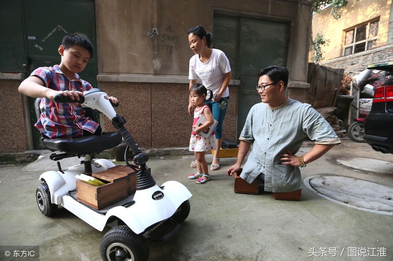 同命相怜,33岁无腿的他激励11岁无腿小学生,用
