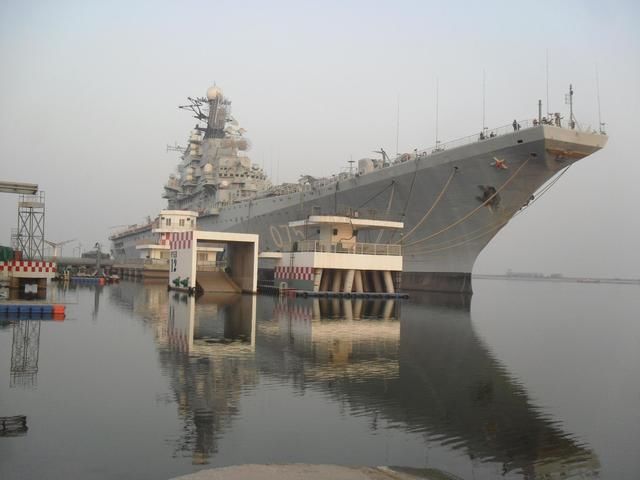 中印航母谁更强?这款战舰在中国进公园而印度