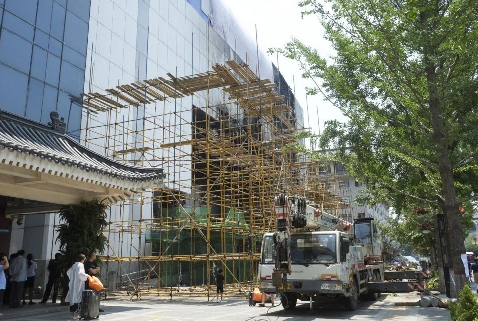 西安南大街银行火灾后停业 门前架起大量脚手架