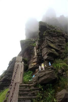 深山峻岭中竟建有房子，8000多级台阶，你敢爬吗？