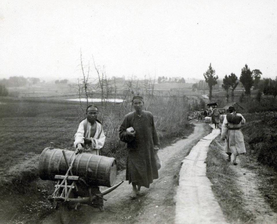 老照片:看看110年前的四川成都是什么样子，街道整齐，静谧祥和