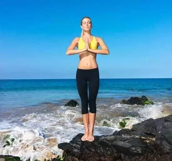 瑜伽练习中,你的肋骨外翻了么?
