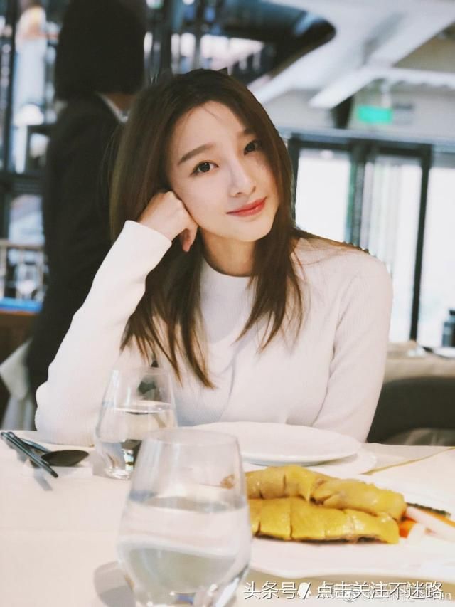 CCTV5解说足球的女主持人火了!撞脸张柏芝颜