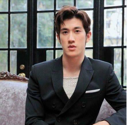 李治廷新恋情?李治廷与一位神秘美女聚餐被拍 美高梅真人