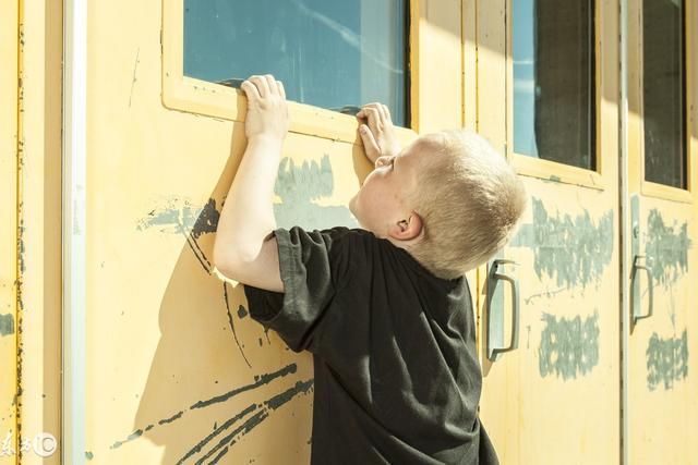 小姑在我面前欺负我妈，我气得一碗饭扣在她脸上