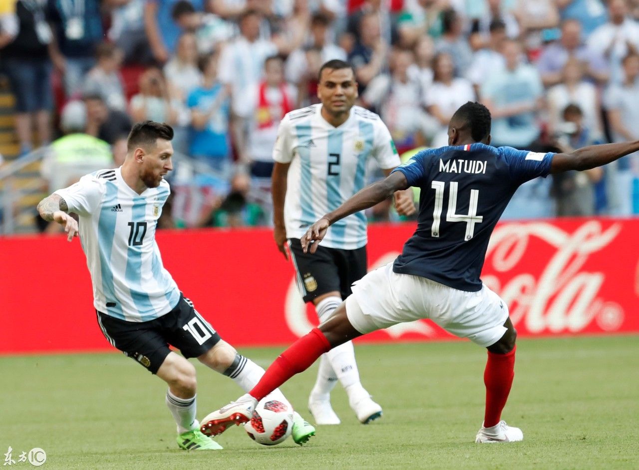 梅西C罗携手告别世界杯,绝代双骄当爹又当妈,