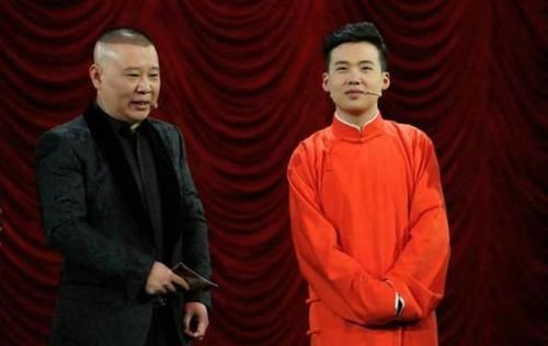 郭麒麟剧组太会玩？被人用香槟浇头，本人下意识动作显示素养
