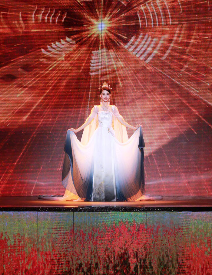 北京国际电影节上的佟丽娅,完美驾驭三套造型
