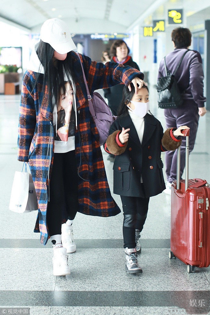 李小璐疑diss贾乃亮后首现身 甜馨超懂事