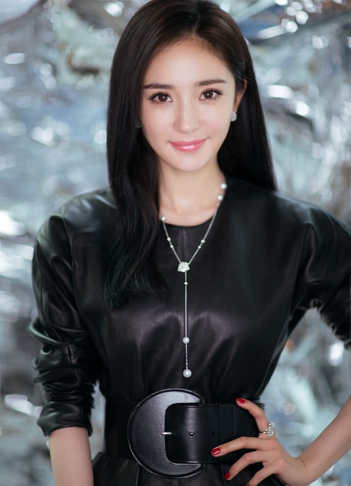 组图:杨幂成某品牌全球首位代言人 穿黑皮裙变