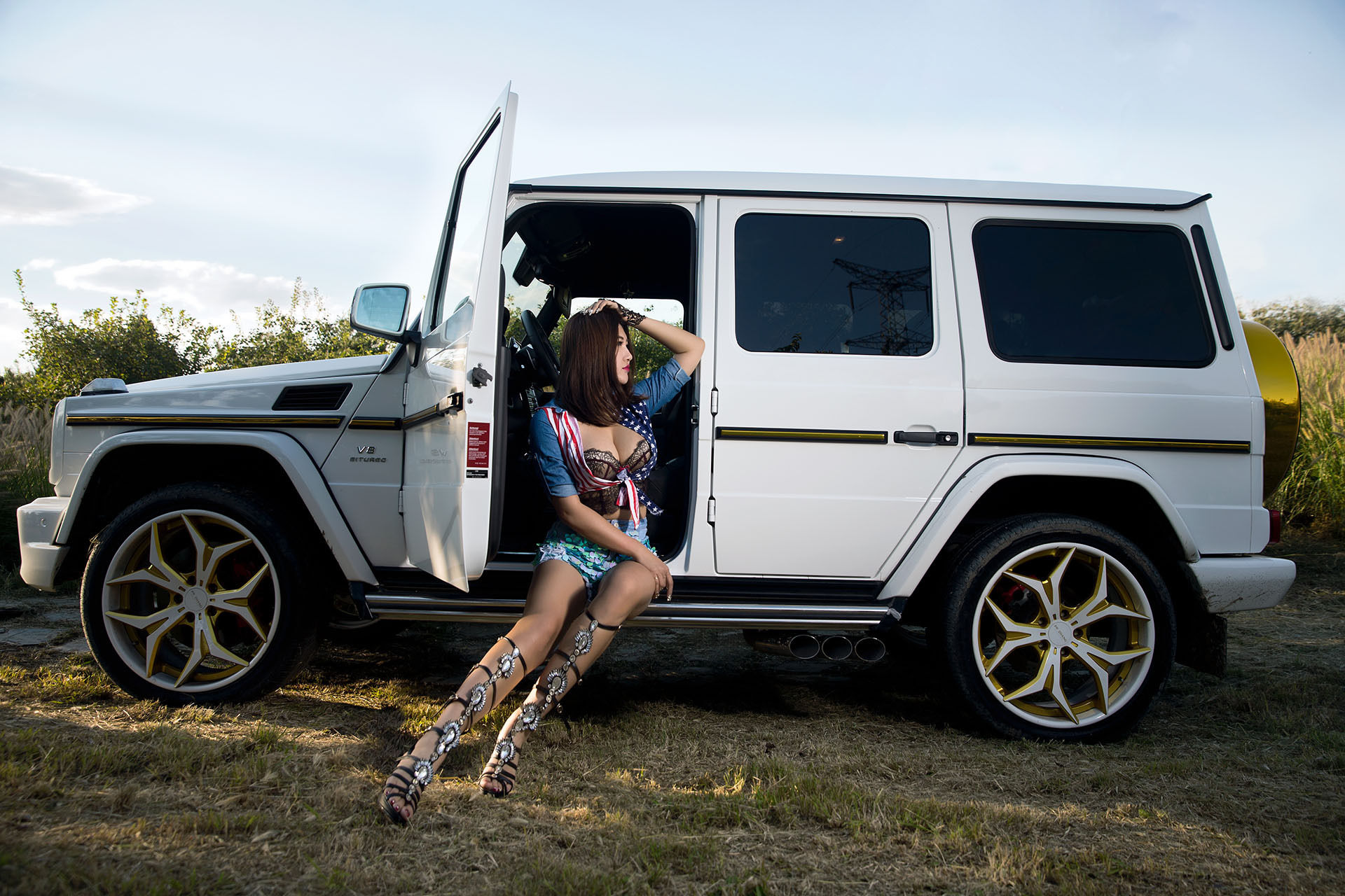 美女霸气侧漏挑逗硬汉G63